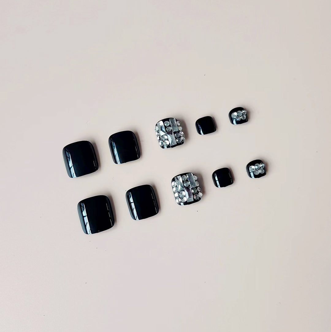 Artificial nail set with elegant rhinestone and glitter accents Stornfield