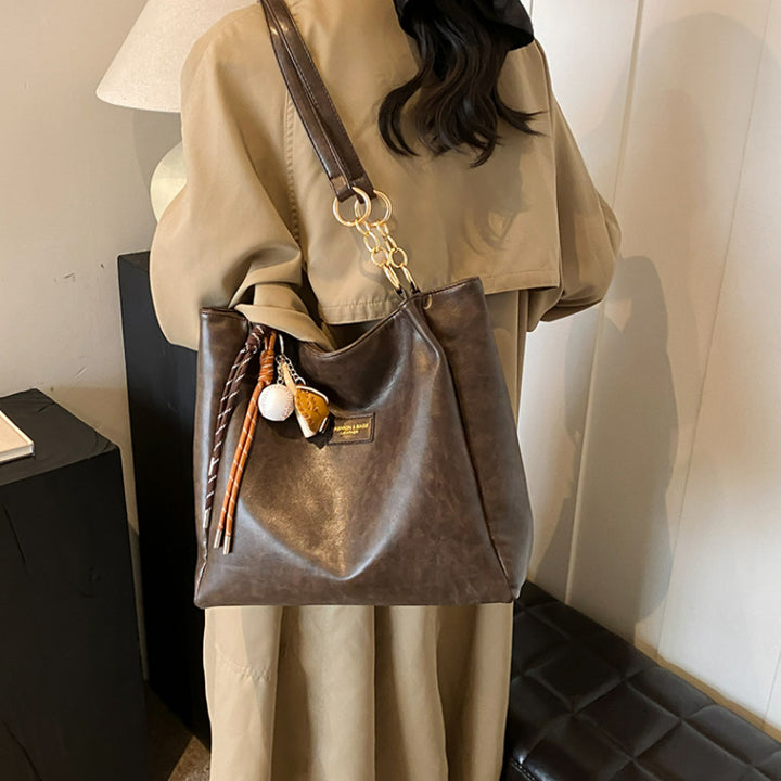 Luxurious Vintage-Inspired Handbag Stornfield