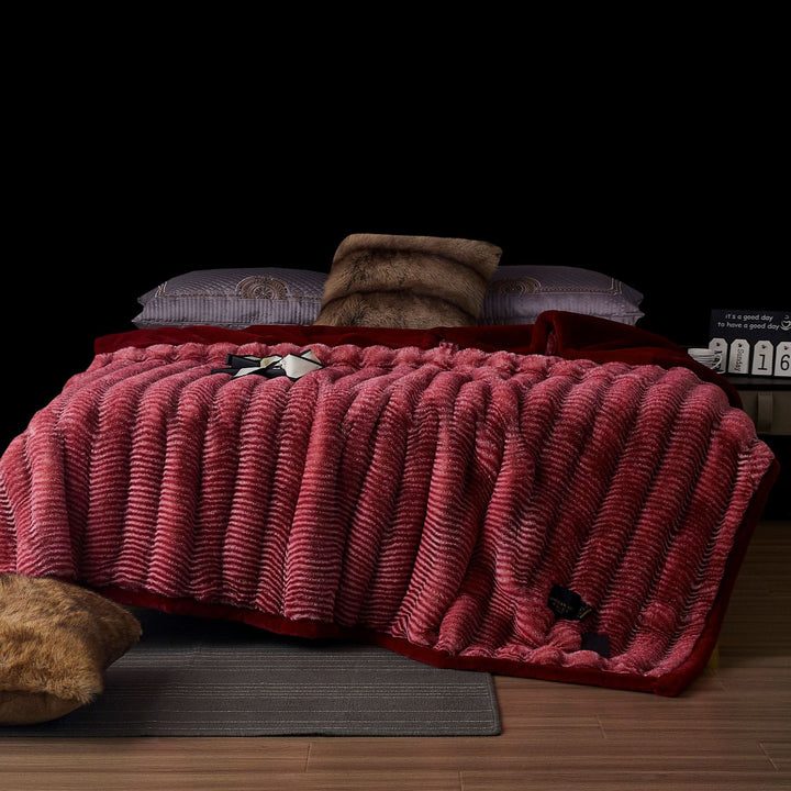 extra soft cuddly blanket made of faux fur with ribbed texture and thermal lining
