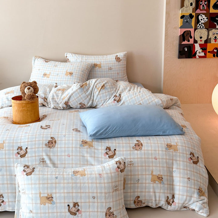 Reversible children's bedding set made of soft microfiber with cute bear and car print