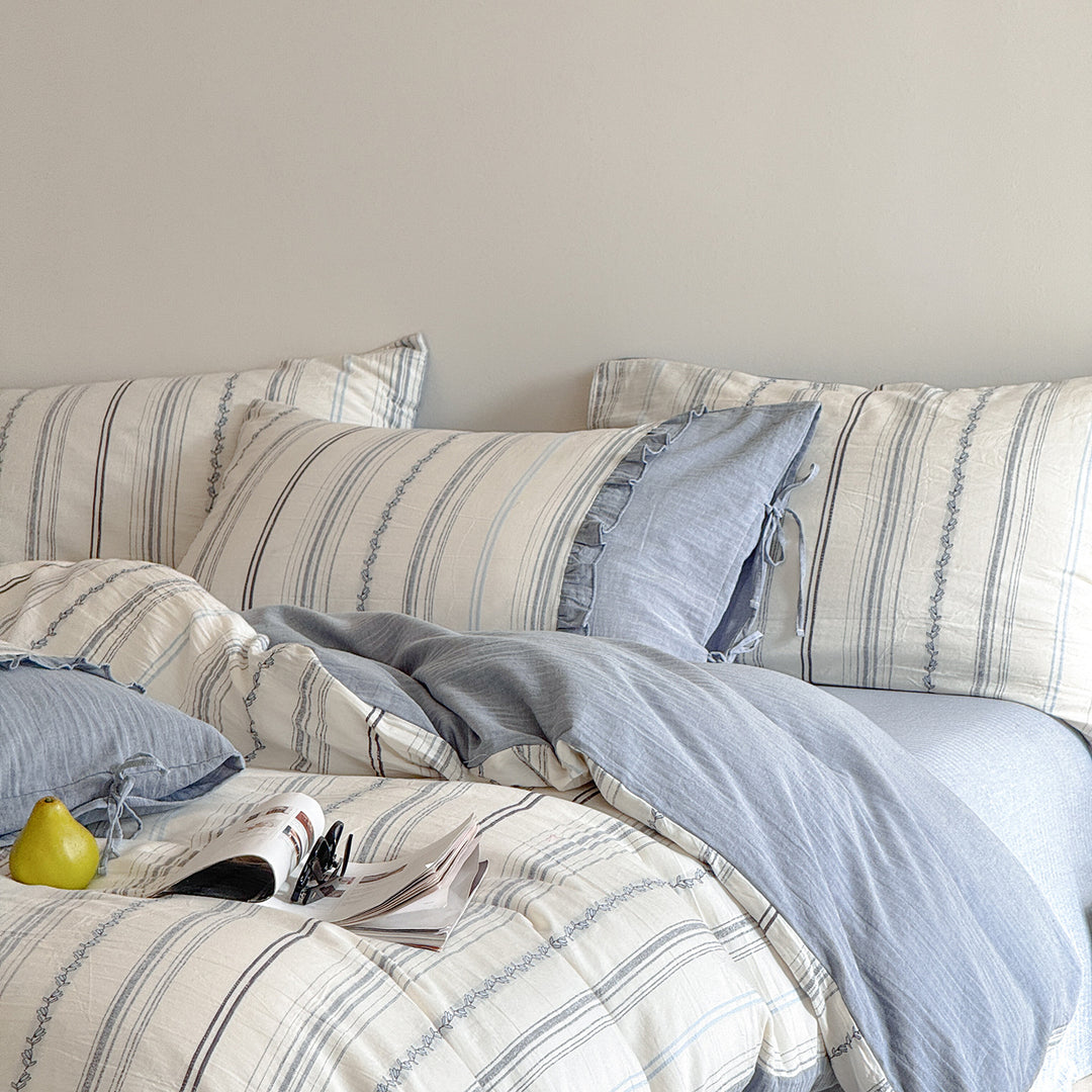 Striped bedding set in linen look with reversible function and tie band closure