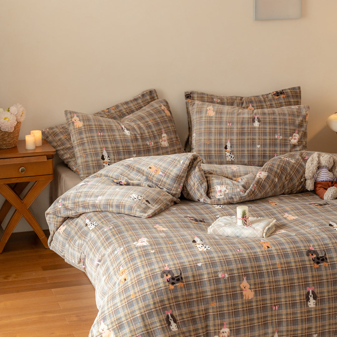 Soft flannel bedding set with checkered design and dog motifs