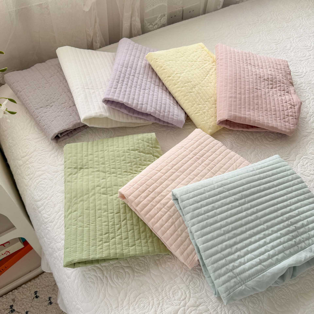 Bedding set with quilted pillowcase and elastic fitted sheet