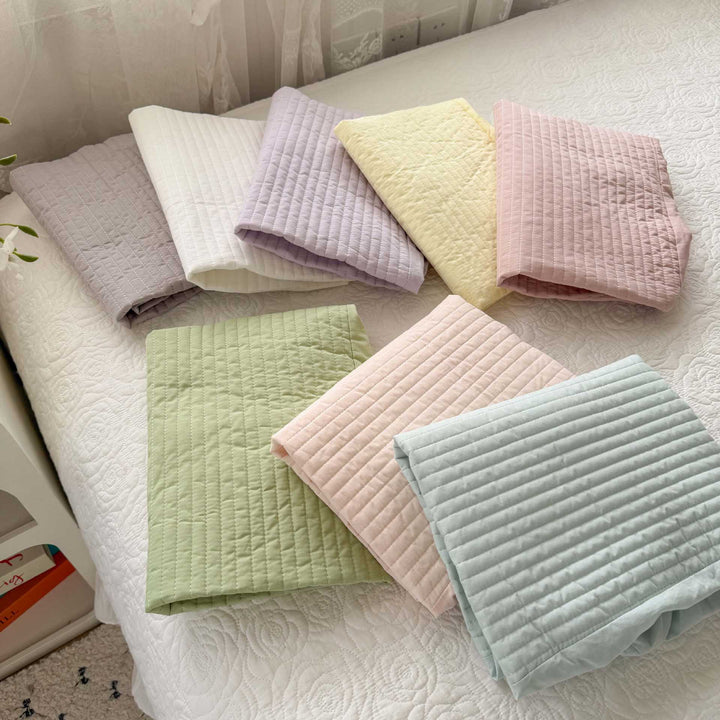 Bedding set with quilted pillowcase and elastic fitted sheet