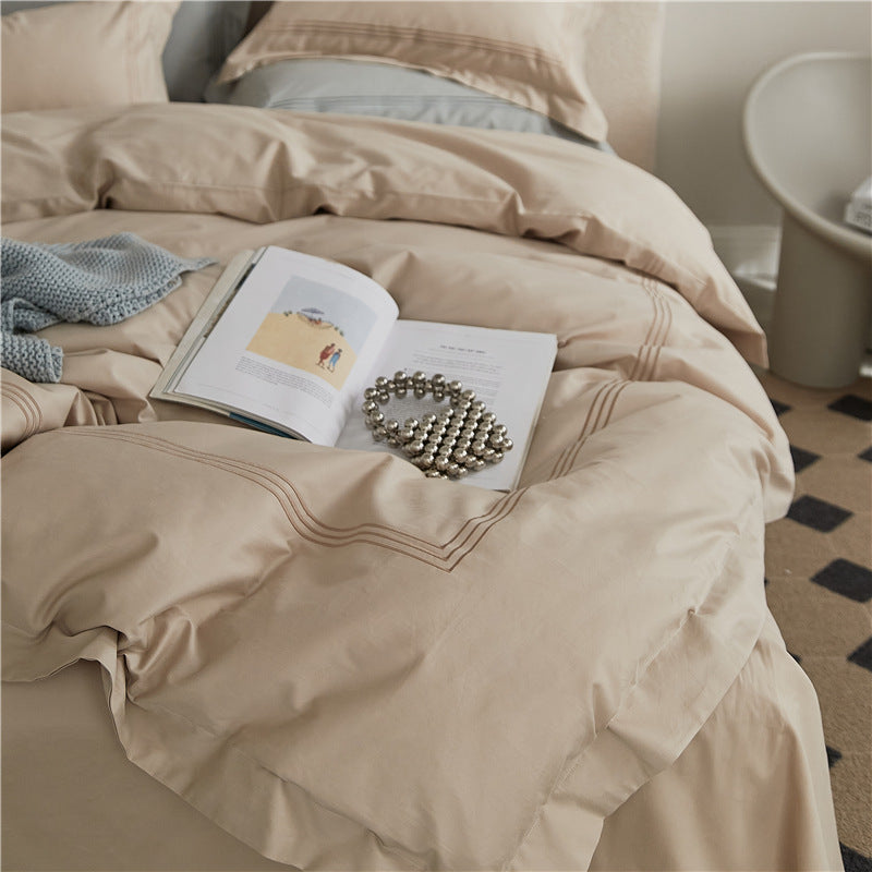 Elegant bed linen set made of cotton satin with fine piping and reversible function