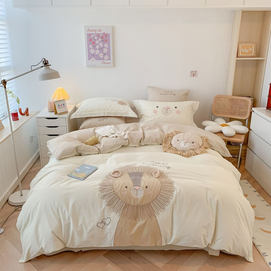 Cozy children's bedding set with playful lion appliqué made of cotton