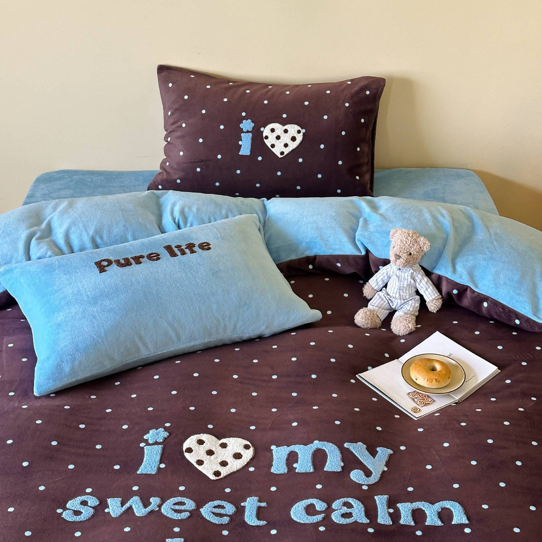 Playful bedding set made of soft cotton satin with embroidered letter appliqués