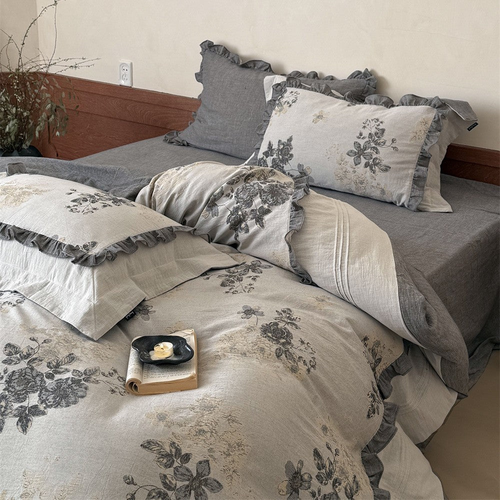 Cotton-linen bedding set with vintage floral print and ruffled edge