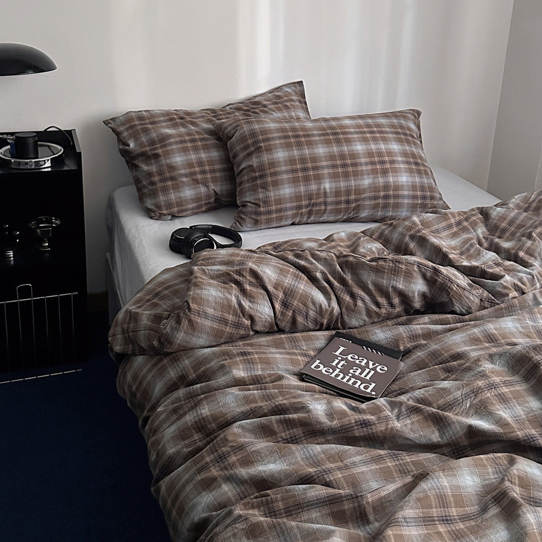 Checked bedding set made of linen-cotton mix with fitted sheet and pillowcases