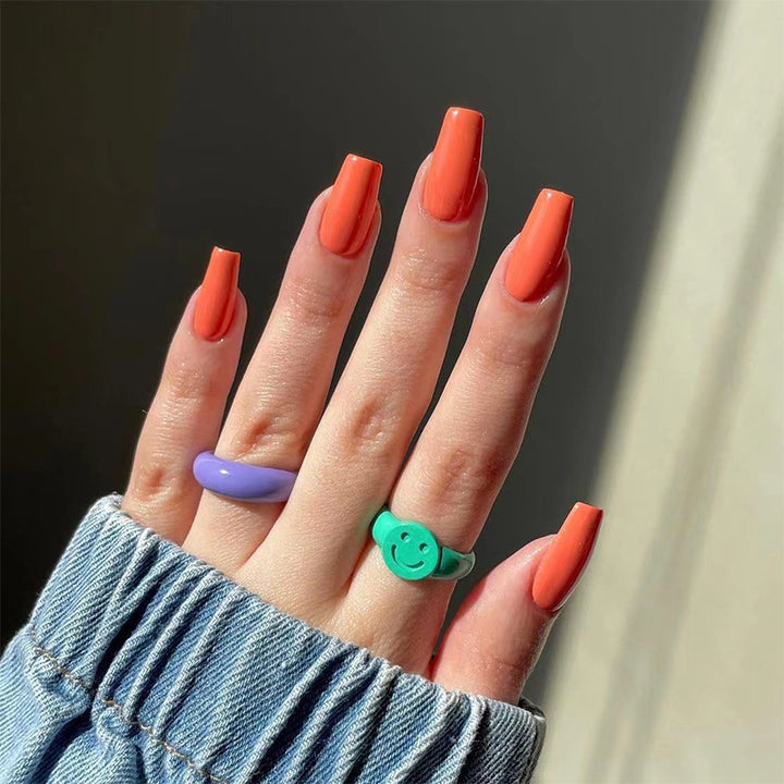 Stylish artificial nails in elegant gloss finish Stornfield