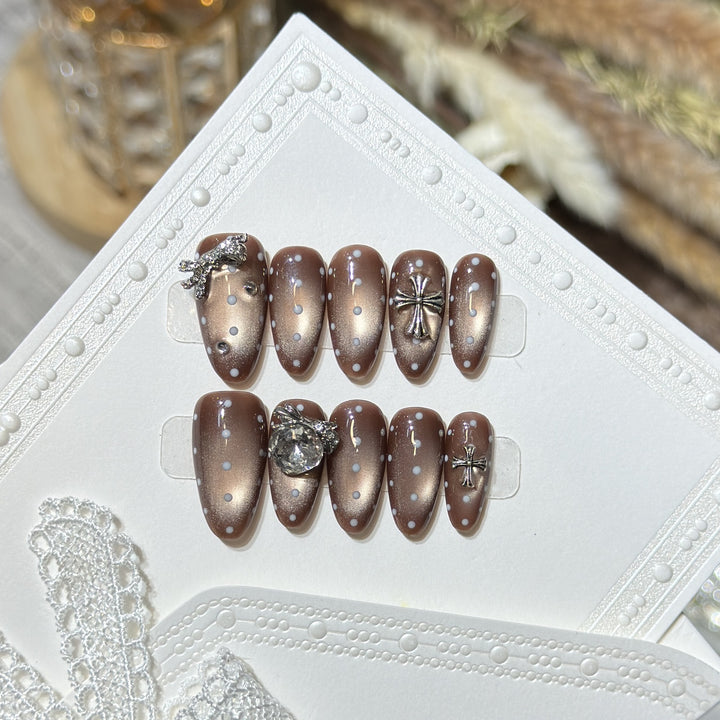 Elegant Press-On Nail Art Set with Distinctive Metallic Accents Stornfield