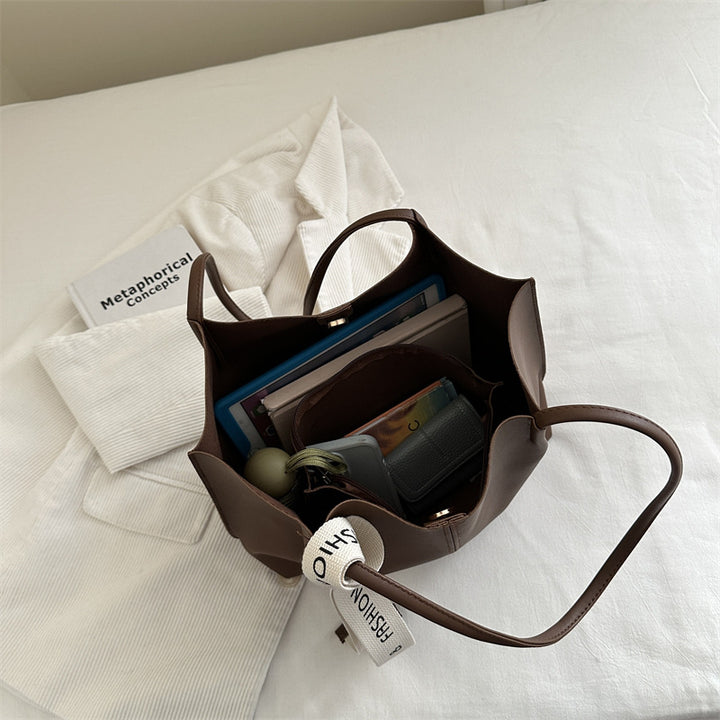 Fashionable Structured Tote Bag with Trendy Strap