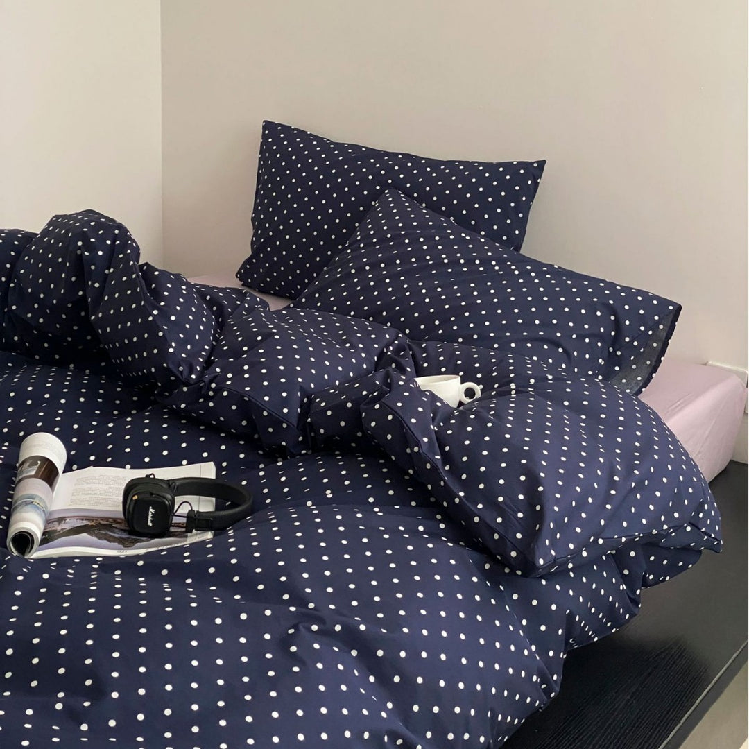 Bedding set made of high-quality cotton satin with a fine polka dot pattern