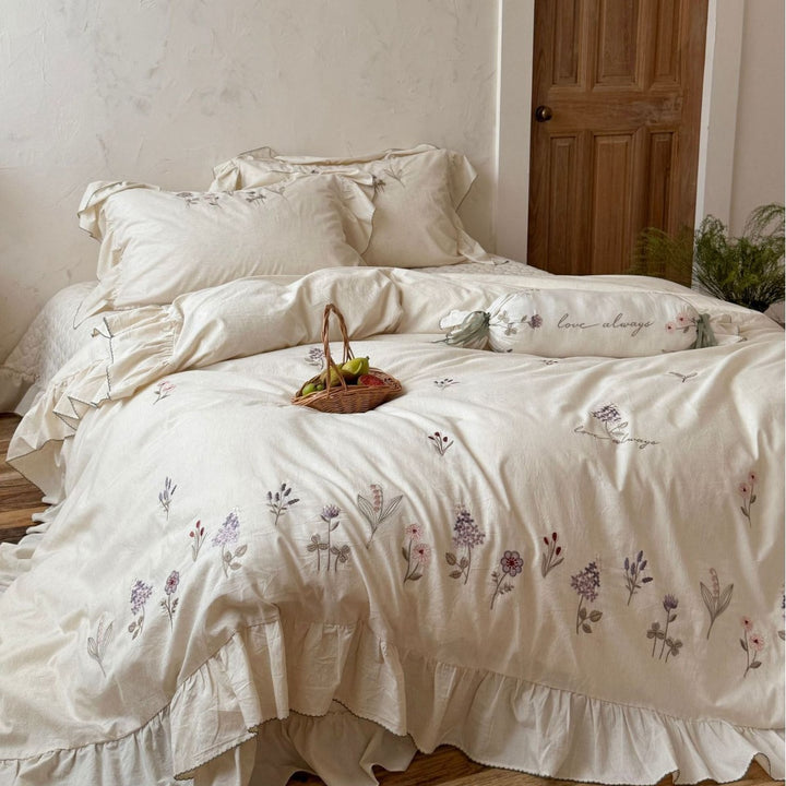 Romantic duvet cover set made of cotton-linen with embroidered wildflowers and ruffled hem