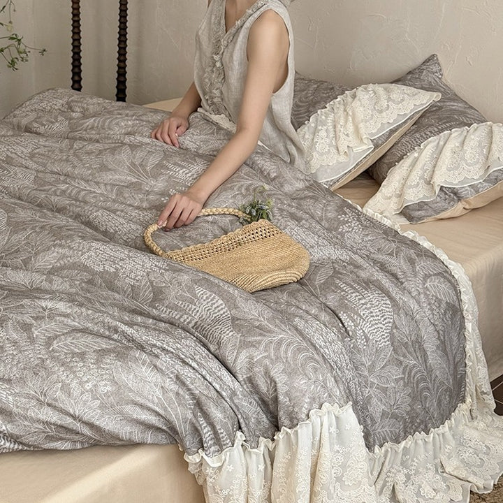 Romantic bed linen set with lace ruffle and linen look