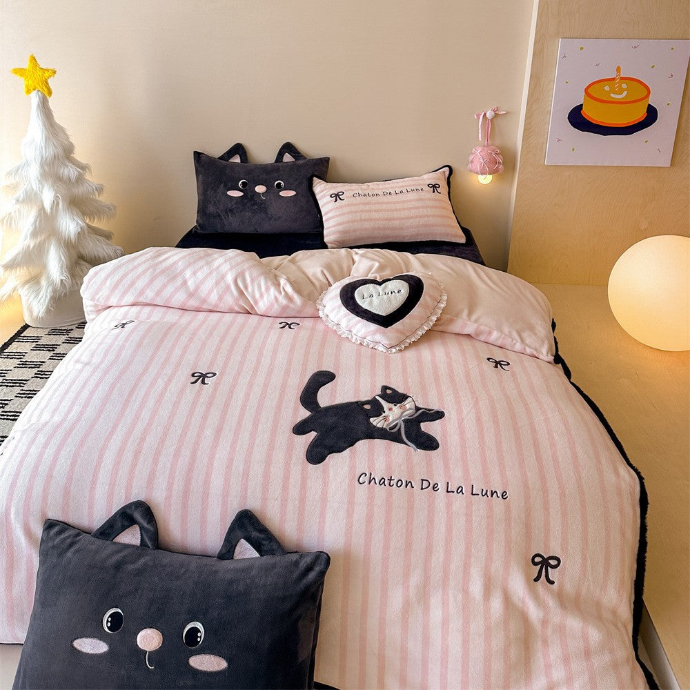 Bedding set with embroidered cat appliqué and frill pillow