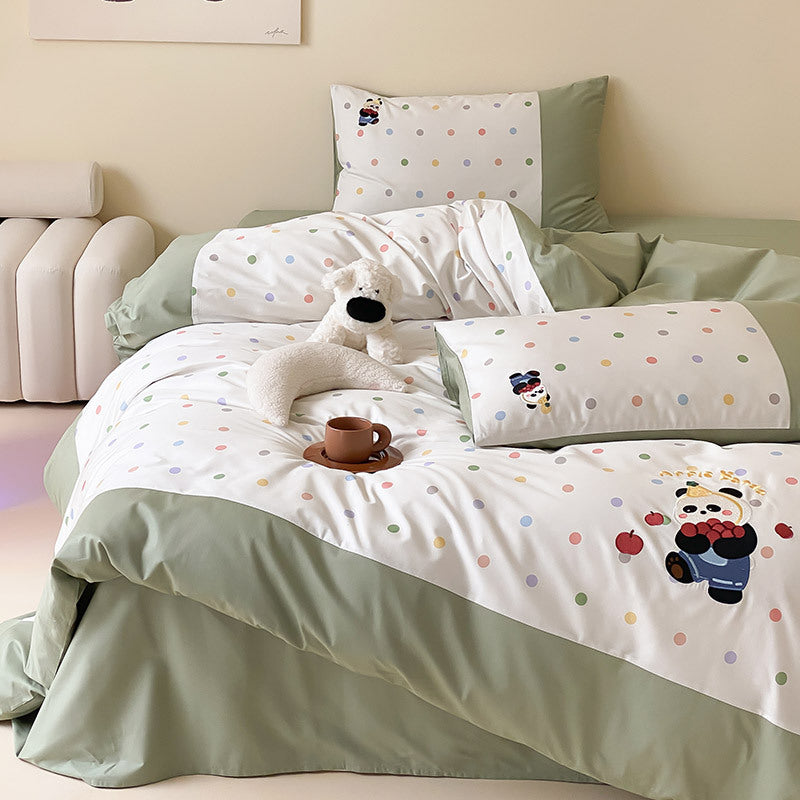 Children's bedding set made of fine cotton blend with pastel-colored polka dot print and teddy appliqué