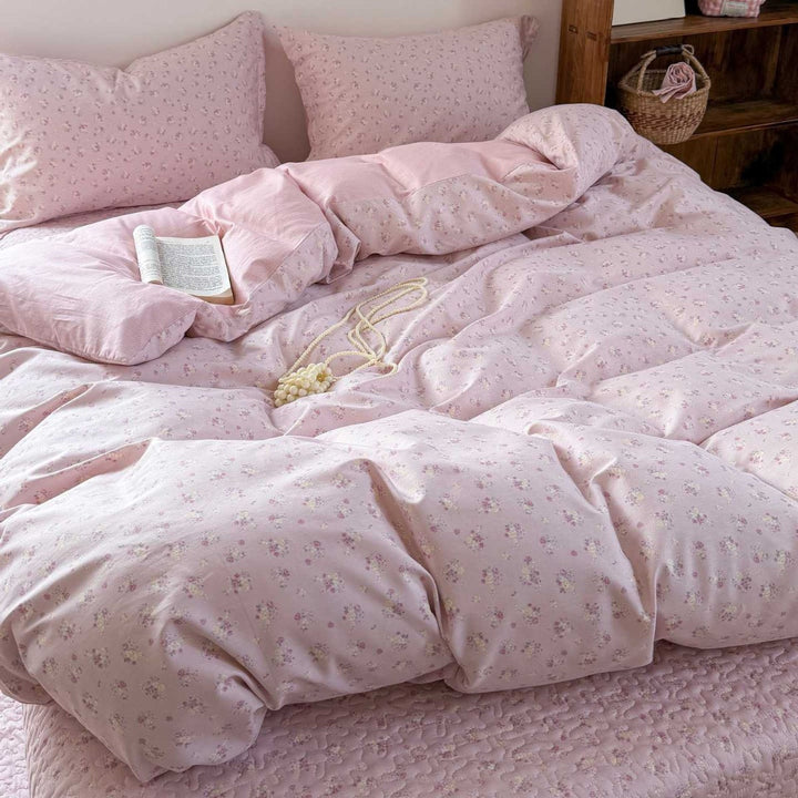 Bedding set made of cotton satin with a delicate micro-flower pattern and hidden hotel closure