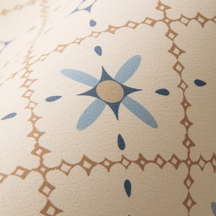 Oval wipeable placemat with embossed tulip pattern and non-slip underside Stornfield