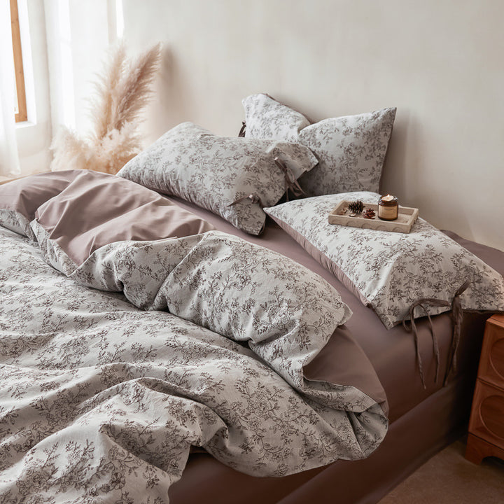 Reversible cotton satin bedding set with floral jacquard and ties