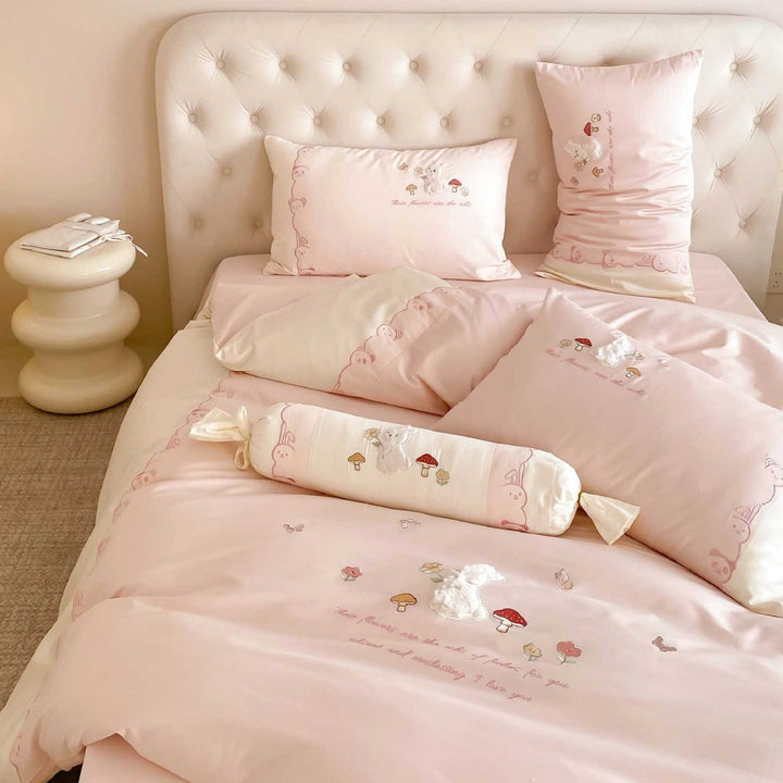 Reversible children's bedding set made of cotton satin with three-dimensional plush appliqué and embroidered mushroom motif