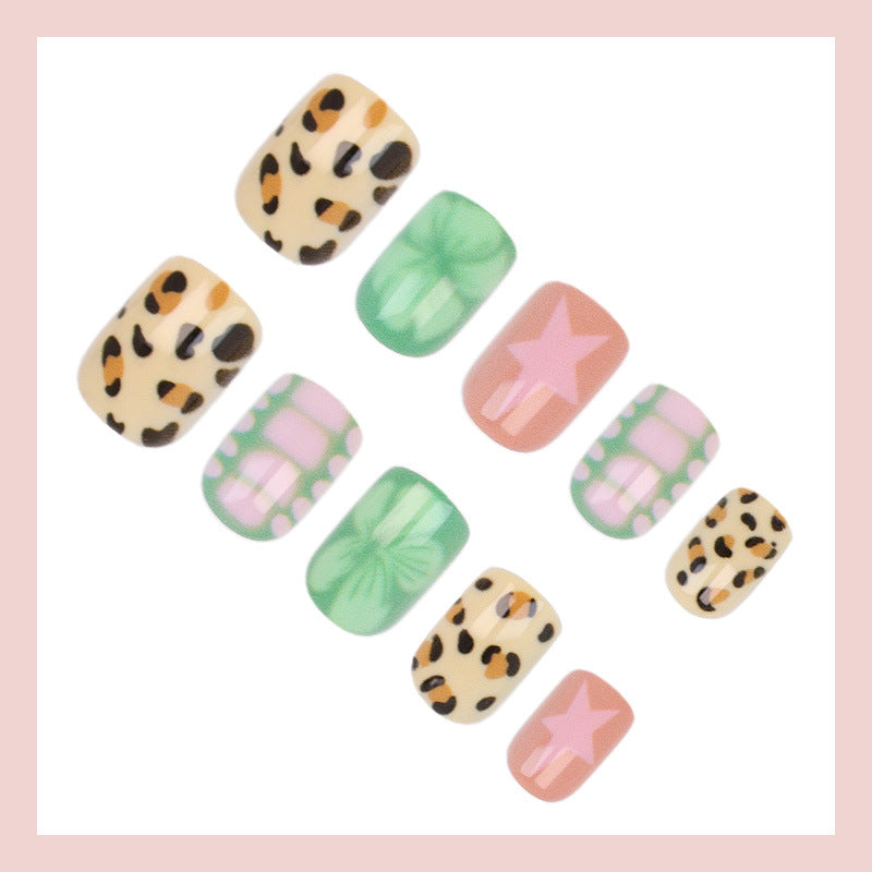 Nail kit with modern animal and flower designs Stornfield