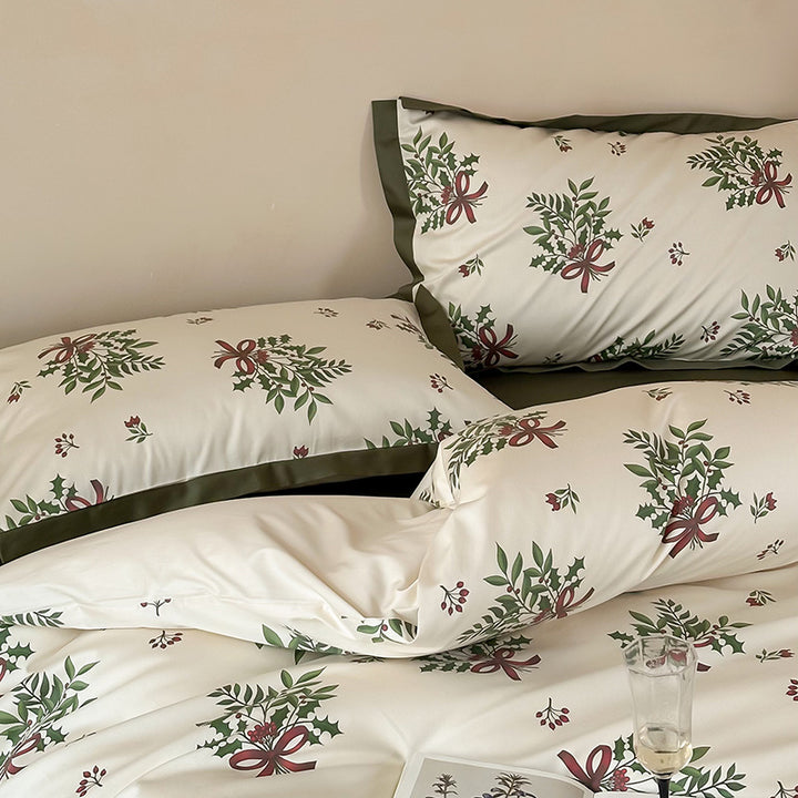 Cotton satin bedding set with floral wreaths, hotel closure and contrasting hem