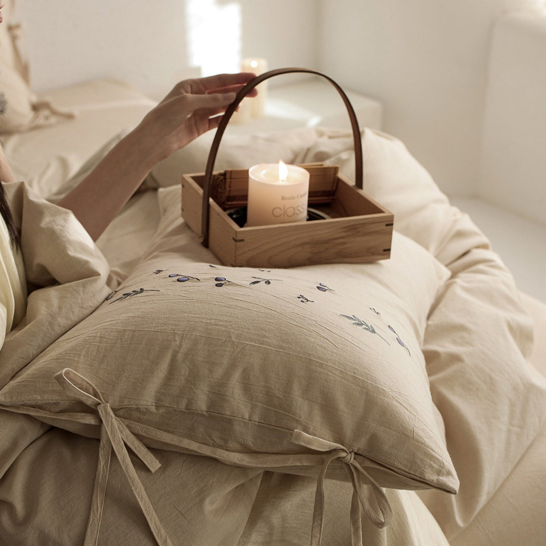 High-quality cotton percale bedding set with embroidered berry and leaf designs & tie band pillow