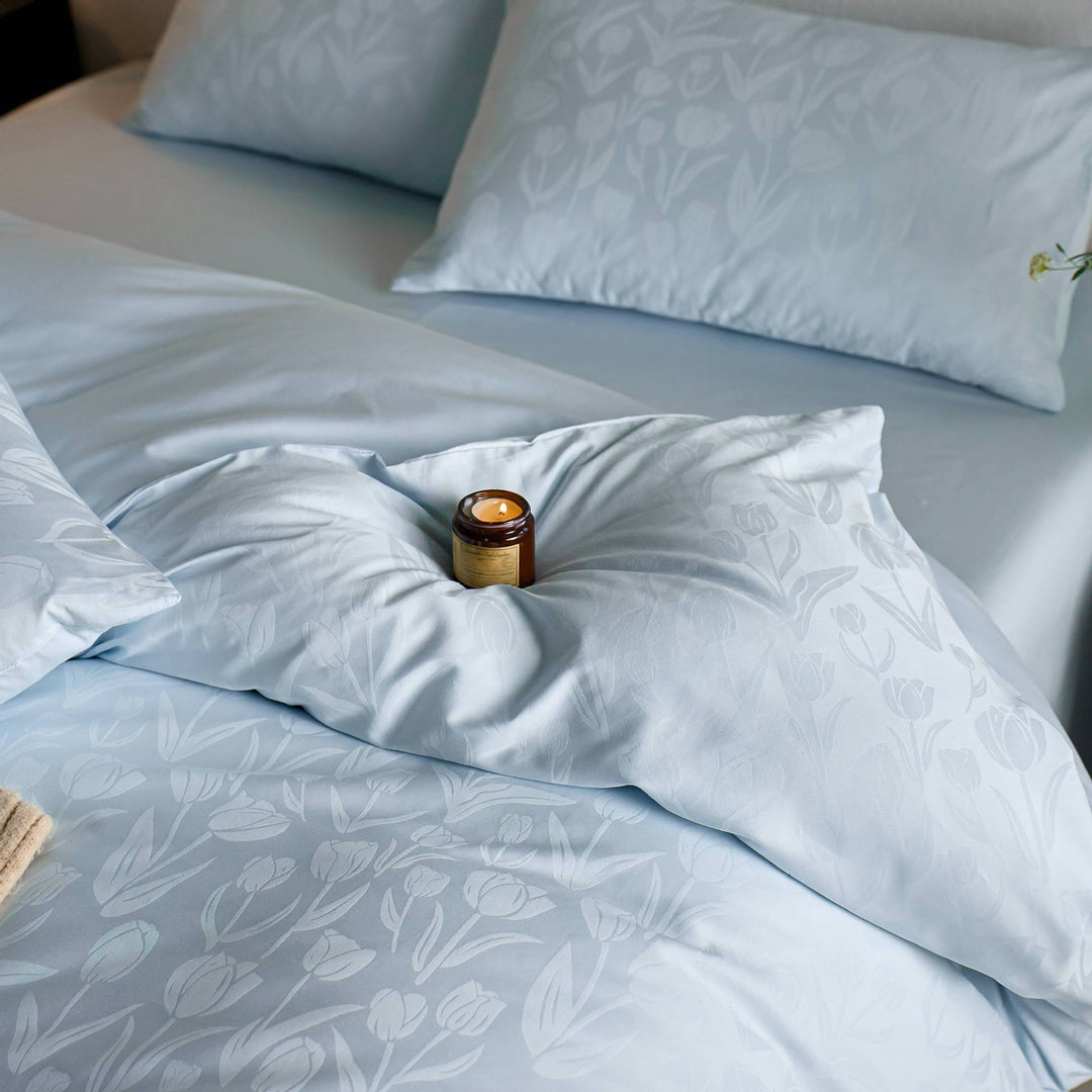 Fine cotton satin bedding set with tulip jacquard structure and hotel closure