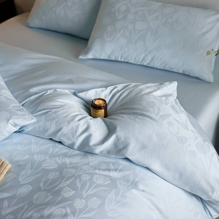 Fine cotton satin bedding set with tulip jacquard structure and hotel closure