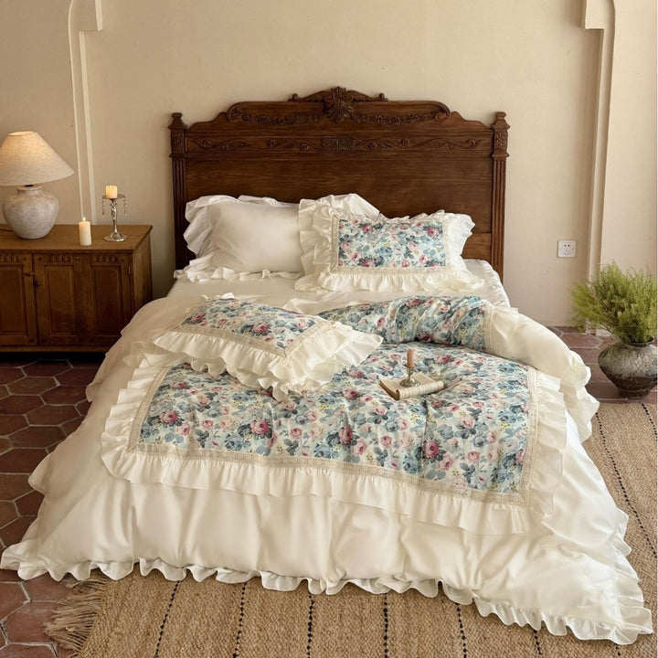 Romantic bedding set made of cotton satin with ruffle and floral medallion