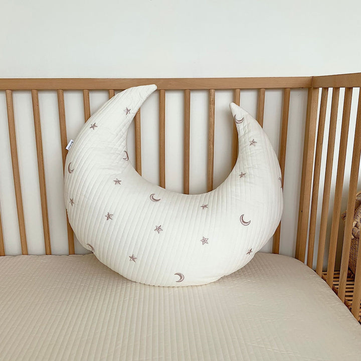Mouth-shaped baby neck support pillow with quilted cover and teddy embroidery