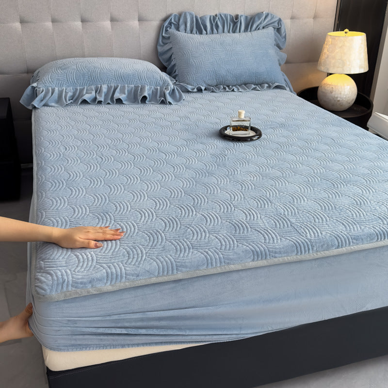 Padded bedspread with quilted velvet surface and ruffled pillow covers