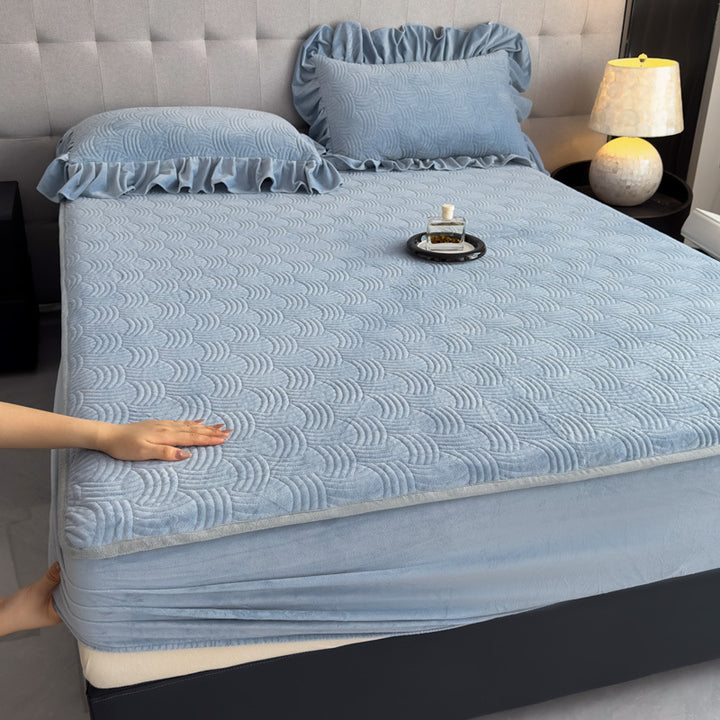 Padded bedspread with quilted velvet surface and ruffled pillow covers