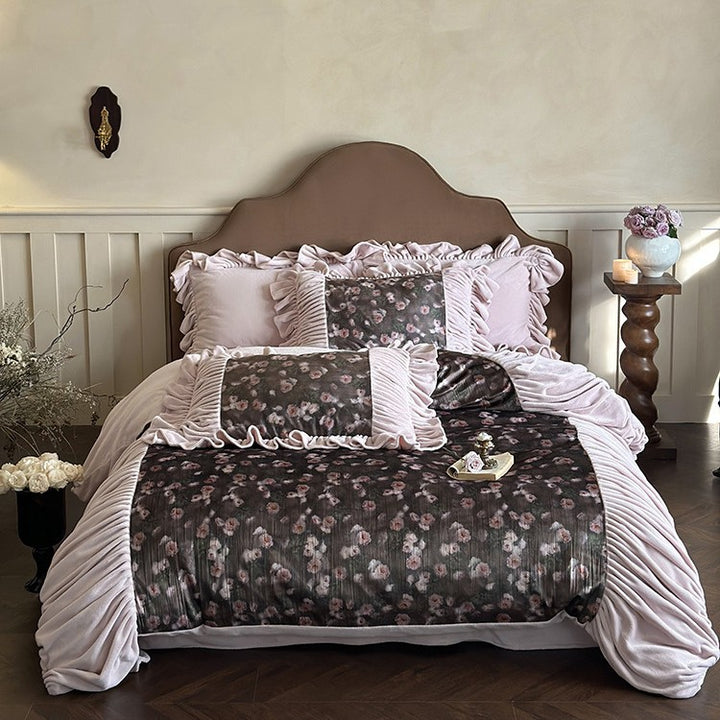 Samt bedding set with ruffled flounces and floral insertion