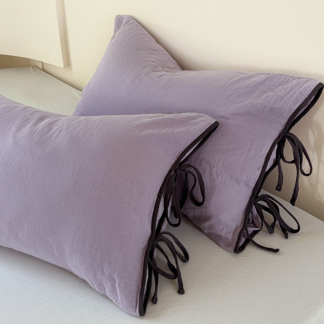 Pillowcase set in washed linen look with decorative ties