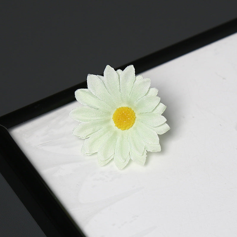 Elegant Fabric Daisy Flower Brooch for Decorative Wear