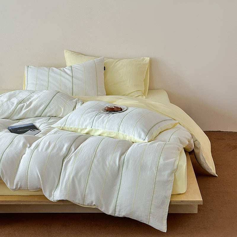 Reversible bedding set with textured striped look and fine quilting