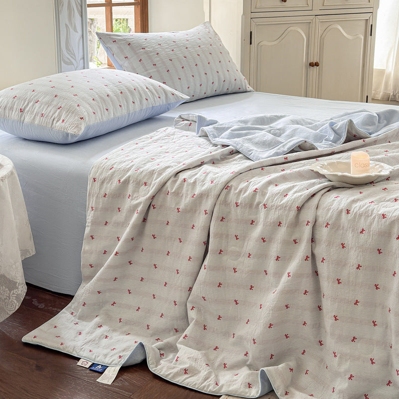 Quilt set in quilted cotton muslin with reversible function, delicate floral print and matching fitted sheet