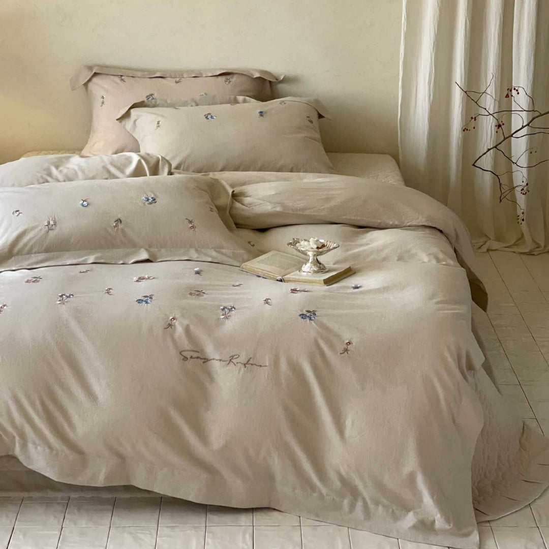 Bedding set made of soft cotton satin with delicate floral embroidery