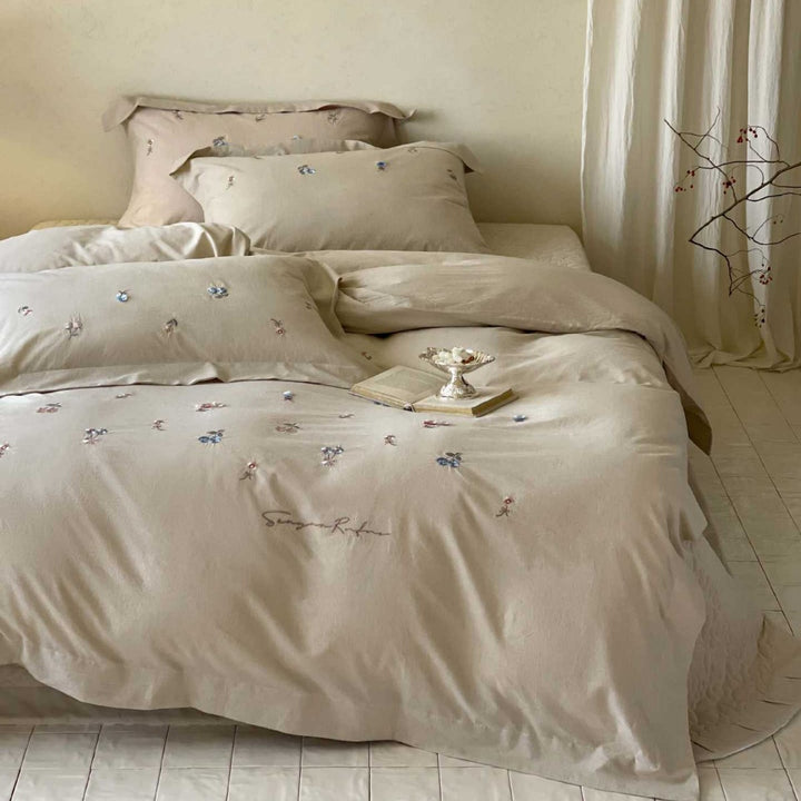 Bedding set made of soft cotton satin with delicate floral embroidery