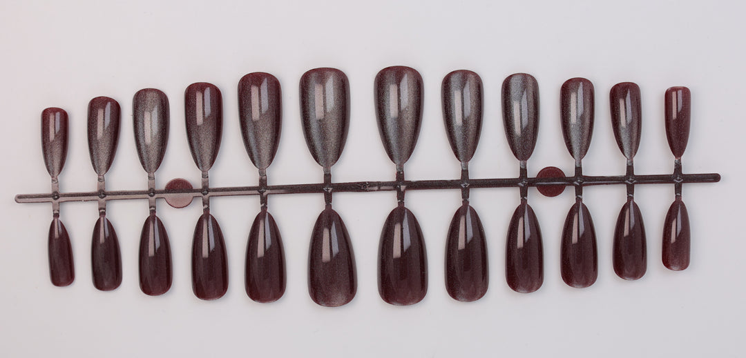 Artificial nail set with shimmering designs Stornfield