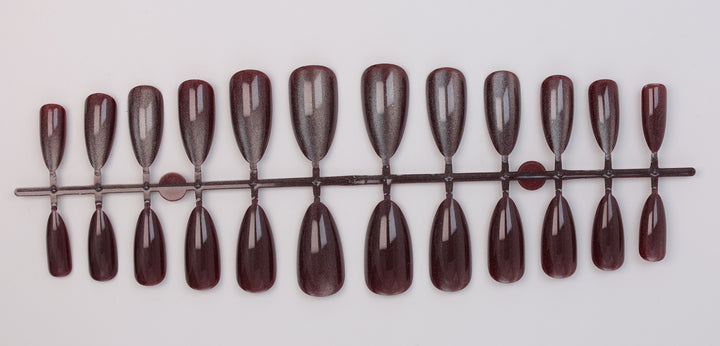 Artificial nail set with shimmering designs Stornfield