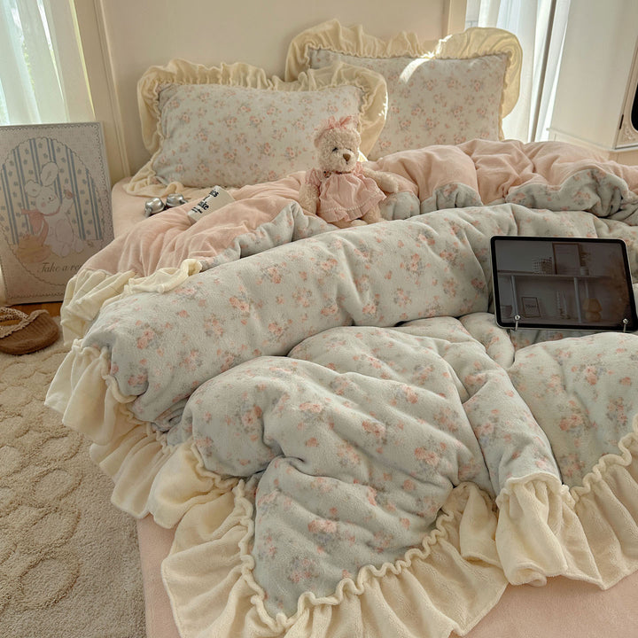 Floral Patterned Ruffled Comforter Set
