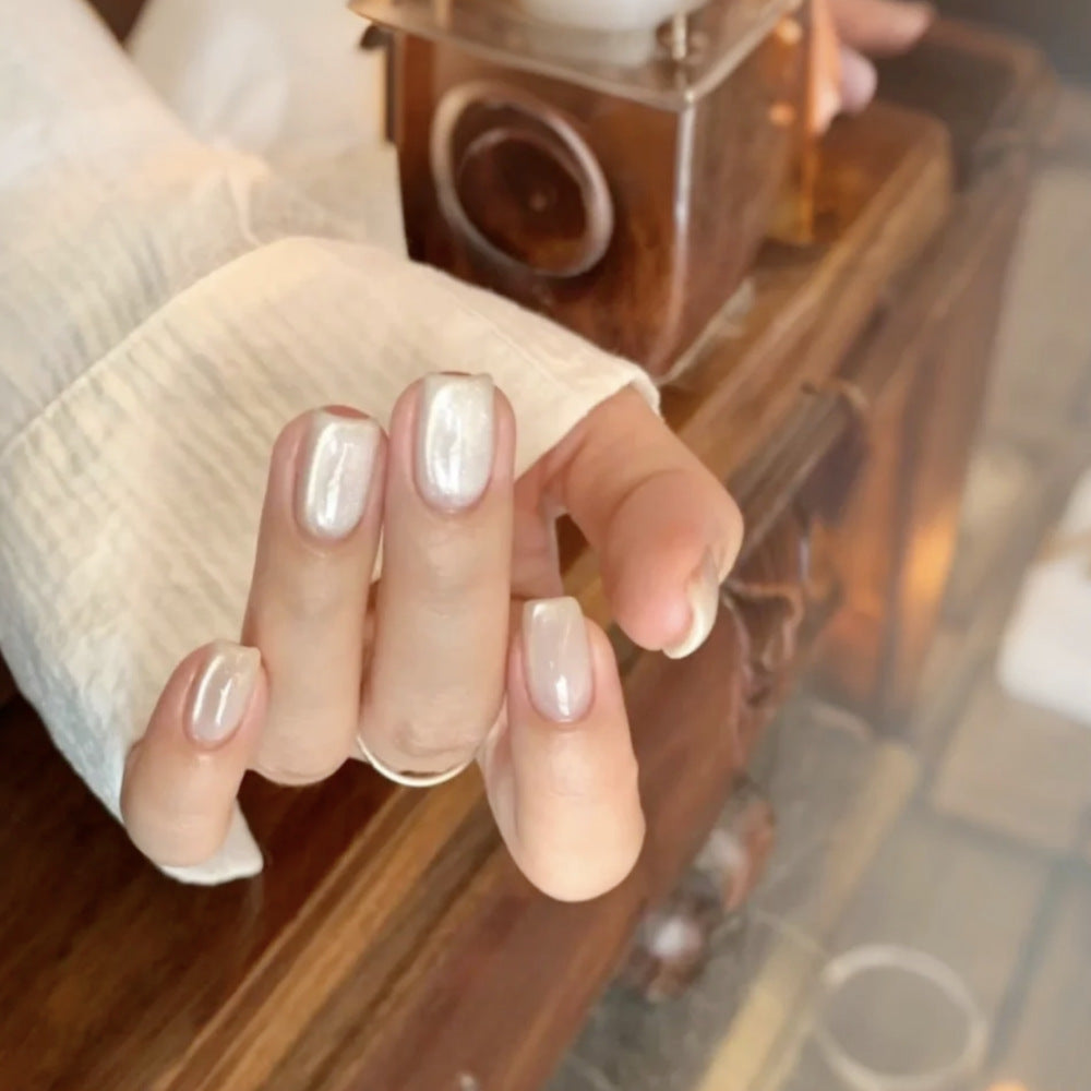 Artificial nail with luxurious pearlescent shine Stornfield
