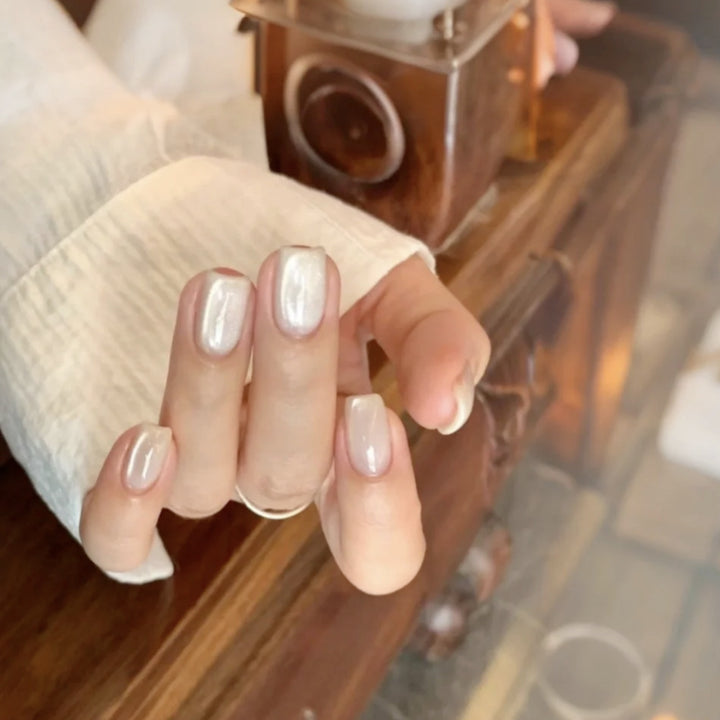 Artificial nail with luxurious pearlescent shine Stornfield