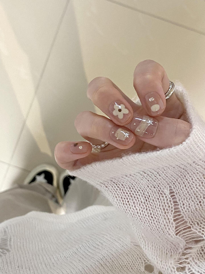 Artificial nails with elegant floral designs Stornfield