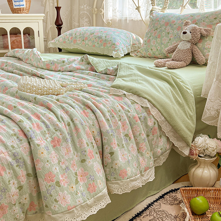Floral Patterned Quilt Set