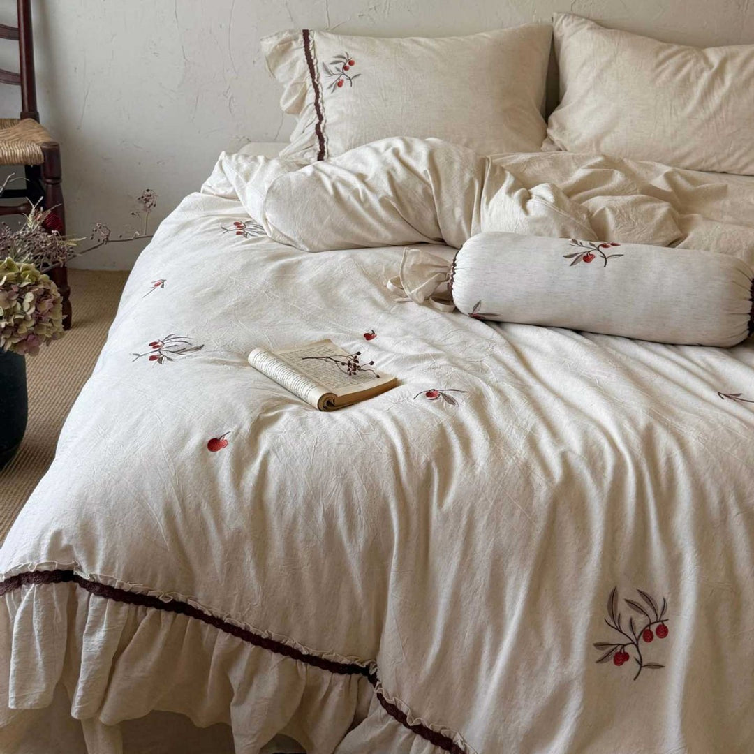 Cotton-linen bed linen set with ruffled hem and embroidered berry designs