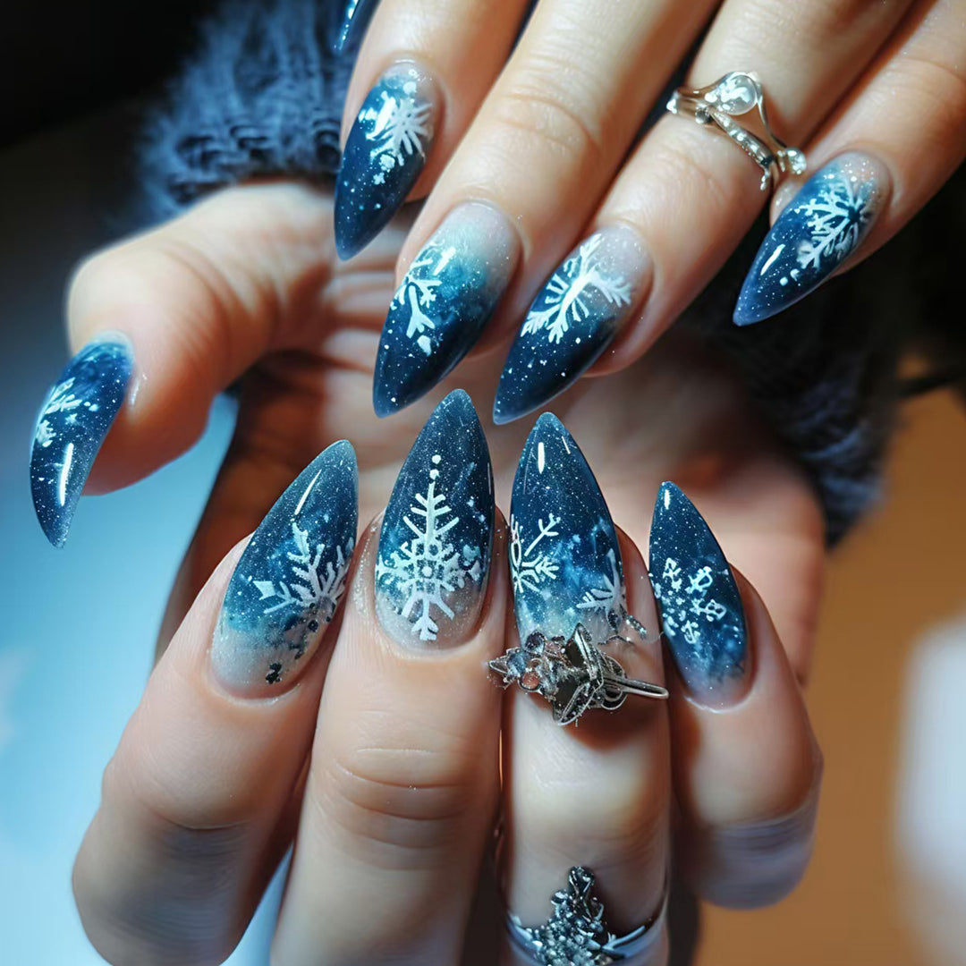 Clear nail design with glitter and snowflake motif Stornfield